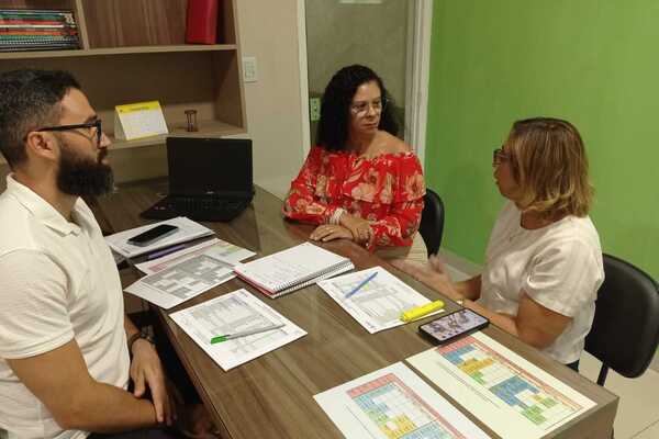 Equipe da Secretaria de Educação de Juazeiro visita Escola de Idiomas e discute programação para o início das aulas