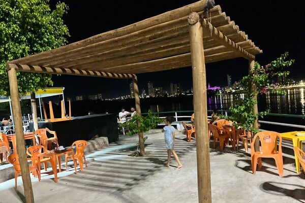 Fiscalização notifica bares e restaurantes de Juazeiro por uso irregular de calçadas e falta de alvará