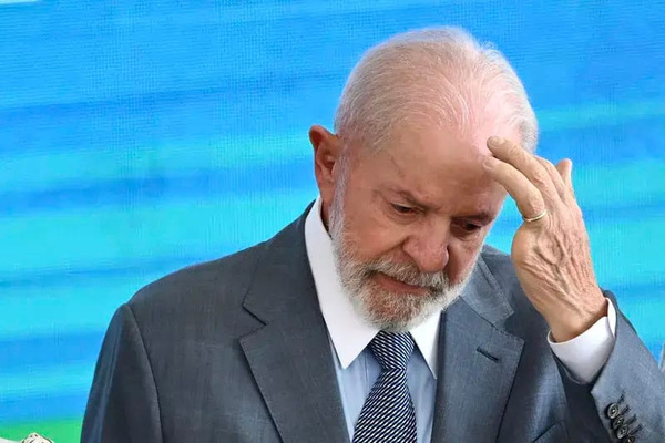 Lula vê aprovação despencar
