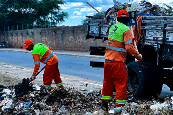 Com mais de 160 trabalhadores e 25 máquinas, Programa Juazeiro Limpa avança pela cidade