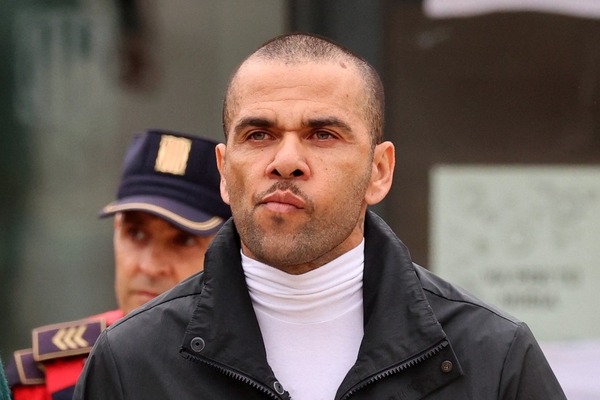 Daniel Alves é absolvido de condenação por estupro