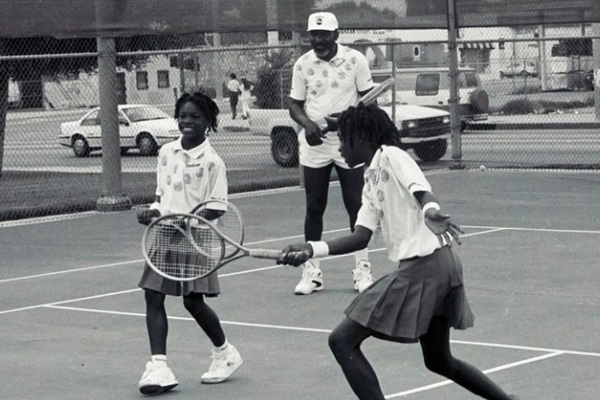 Serena Williams: A mulher que provou que não existem limites para o poder feminino 1 Serena Williams e sua irma