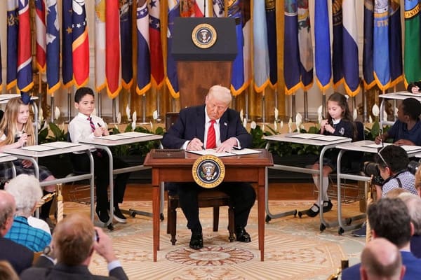 Trump assina o fim do Departamento de Educação