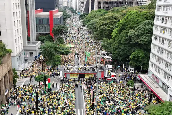 Bolsonaro e aliados se reúnem na Paulista por anistia