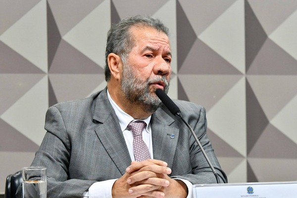Carlos Lupi nega omissão