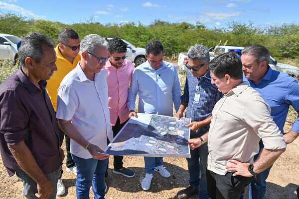 Prefeito Andrei visita obras da Adutora do Salitre, que levará água potável para 18 comunidades em Juazeiro