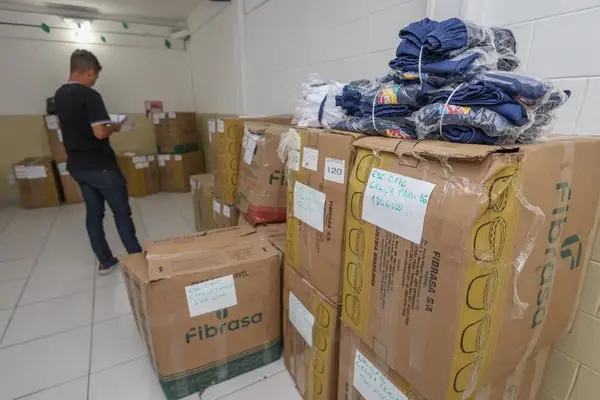 Prefeitura de Petrolina recebe novo lote de fardamento escolar com cerca de 44 mil peças