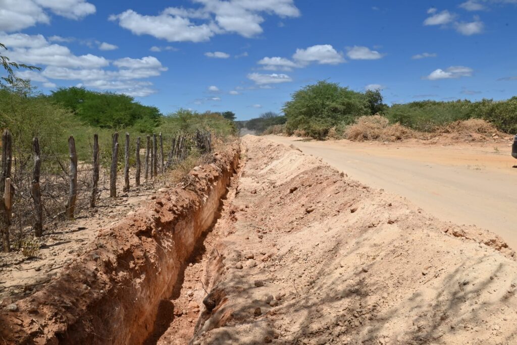 Prefeito Andrei visita obras da Adutora do Salitre, que levará água potável para 18 comunidades em Juazeiro 2 WhatsApp Image 2025 04 10 at 07.57.12 2