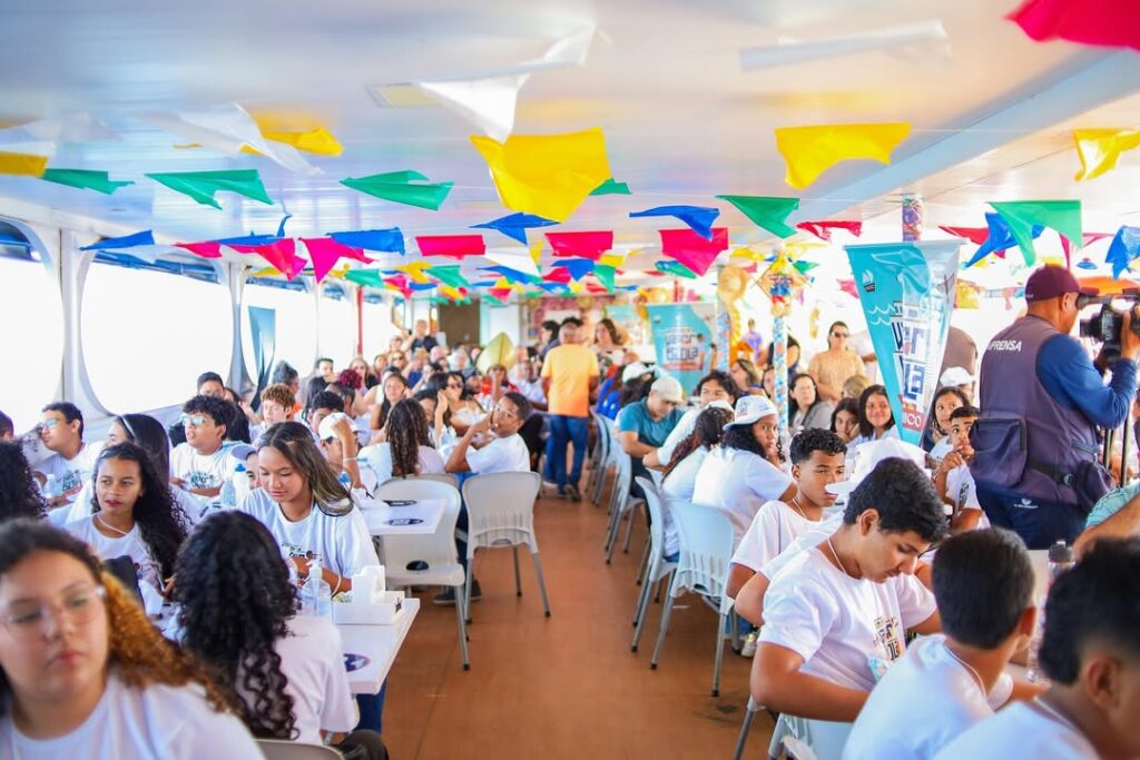 Vapor Escola Velho Chico é lançado em Sobradinho com foco em educação, cultura e meio ambiente 1 Llancamento do projeto Vapor Escola Velho Chico um barco ancorado sob a barragem de Sobradinho que leva conhecimento e alegria aos nossos estudantes