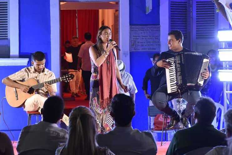 A Bossa Nova voltou pra casa: Sarau “A Tardinha Cai” celebra João Gilberto em noite mágica em Juazeiro 2 SARAU CLAUDIA FAISSOL
