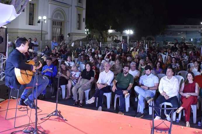 A Bossa Nova voltou pra casa: Sarau “A Tardinha Cai” celebra João Gilberto em noite mágica em Juazeiro 1 SARAU PUBLICO PARTICIPACAO EM MASSA