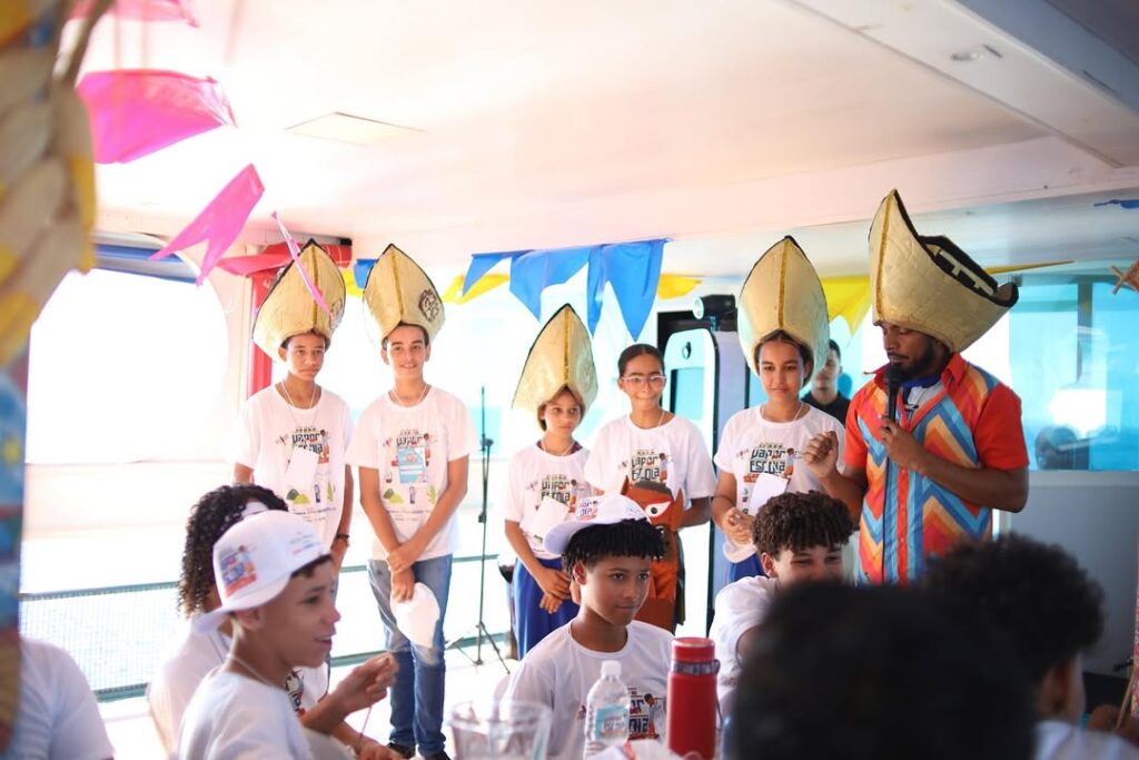 Vapor Escola Velho Chico é lançado em Sobradinho com foco em educação, cultura e meio ambiente 2 Vapor Escola Velho Chico um barco ancorado sob a barragem de Sobradinho que leva conhecimento e alegria aos nossos estudante